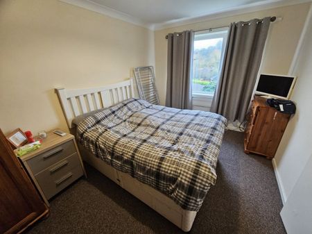1 bed Town House - To Let - Photo 2