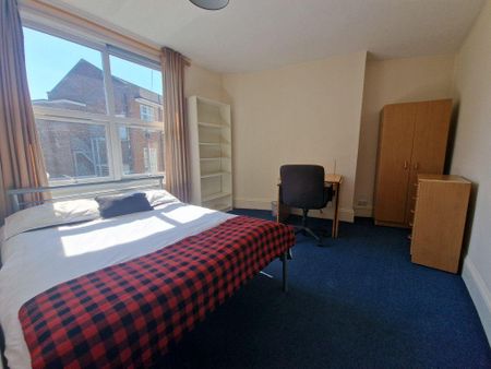 3 bedroom flat to rent - Photo 3