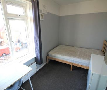 4 bedroom terraced house to rent - Photo 5