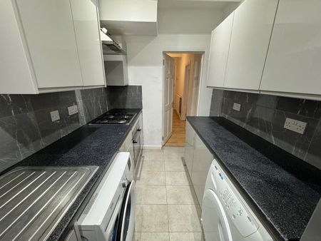 4 Bed Terraced House, Woodmansterne Road, SW16 - Photo 2