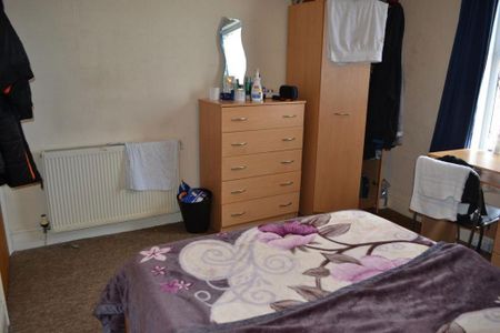 4 bedroom flat to rent - Photo 3