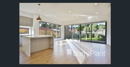 Elegant four bedroom home with premium finishes - Photo 5