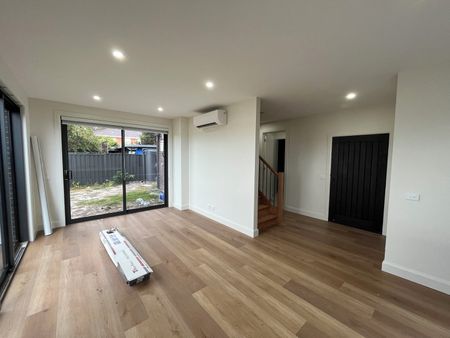 Stylish & Spacious 4-Bedroom Townhouse in Prime Location - Photo 5