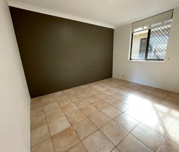 Spacious family living with poolside paradise! - Photo 1