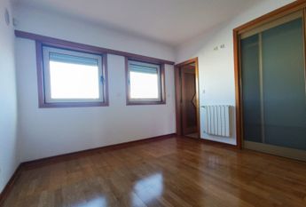 Apartamento T3 com Terraço Privativo para Arrendamento em Nova Queijas