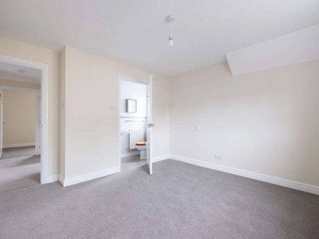 A detached 4 bedroom property, with off street parking, garage and gardens. 2 bathrooms and 2 reception rooms. Close to the town and harbour. Available for 12 m - Photo 5