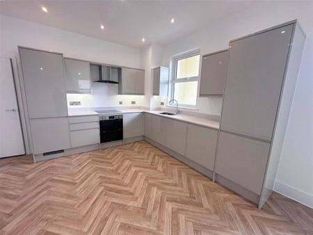 3 bedroom flat to rent - Photo 5