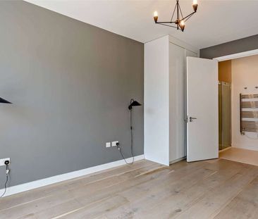 Spacious three-level town house with garage and off-street parking - Photo 6