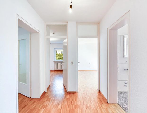 +++ toller Fernblick zum Max-Eyth-See & Neckar - erste Reihe an den Weinbergen - hochwertig modernisiert - EBK & Garage +++ - Photo 1