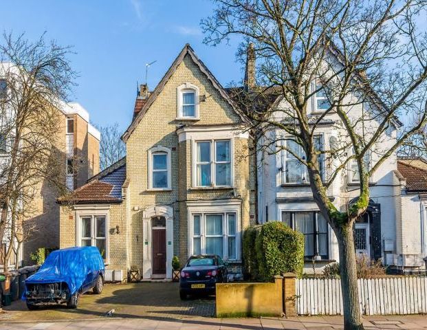 large studio with separate kitchen close to Bounds Green Station - Photo 1