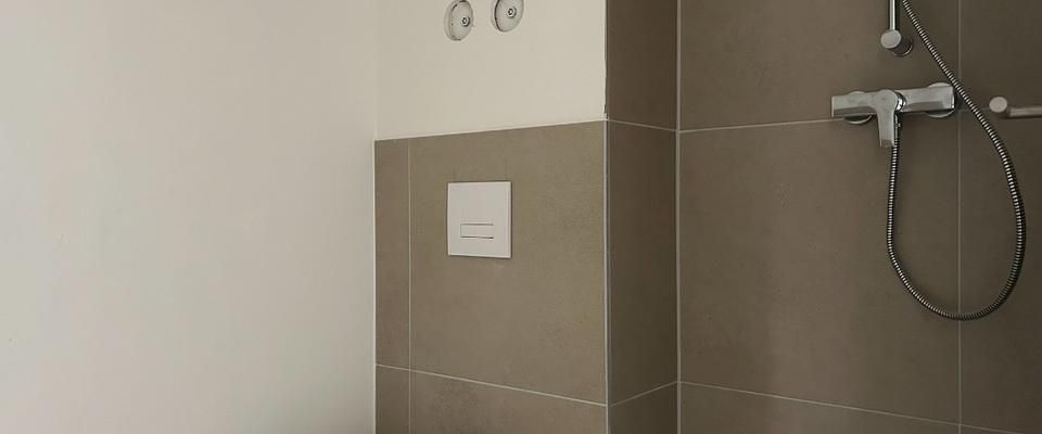 Neubau Erstbezug: helle 1,5- Zimmer Wohnung mit Balkon und Küche - Photo 1