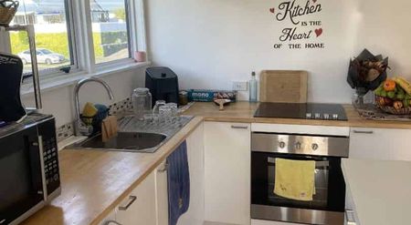 Three Bedroom Family Home - Photo 5