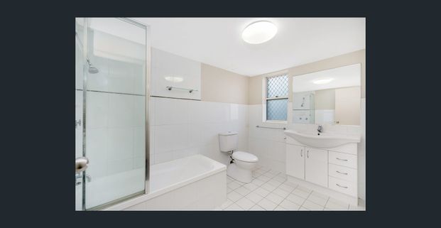 SPACIOUS GROUND FLOOR CITY LIVING - Photo 1