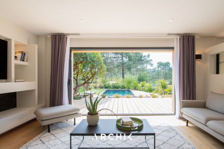 Architecture inspirée des cabanes de résiniers, cette maison de 180 m2 nichée sur un terrain de 1 000 m2 en position dominante offre de belles vues depuis les hauteurs du Pyla. - Photo 4