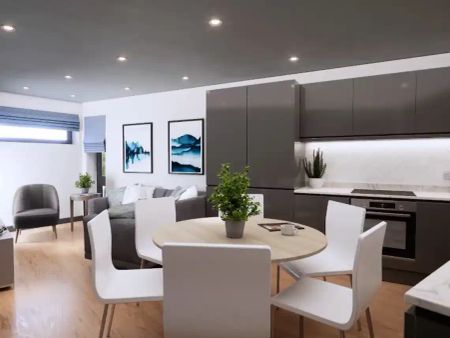 Large En-suite - Photo 3