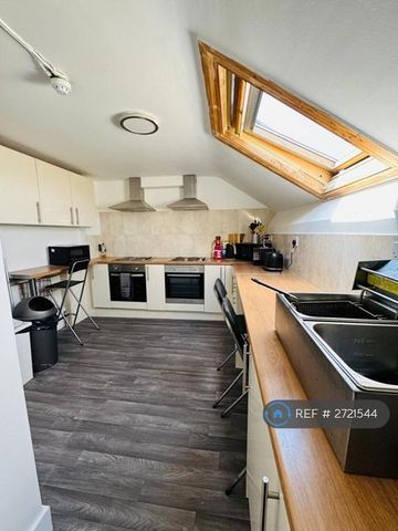 1 bedroom in a house share to rent - Photo 2