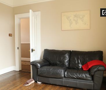 Bright room in 4-bedroom apartment in Terenure, Dublin - Photo 2