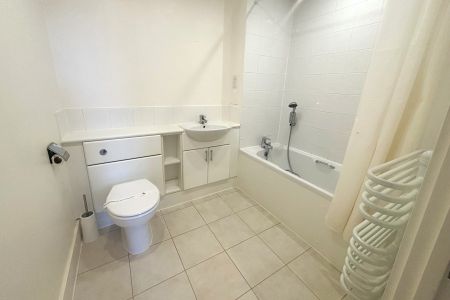 Fox Lane North, Chertsey, Surrey, KT16 - Photo 4