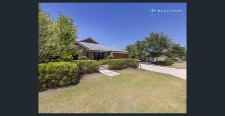 FABULOUS FAMILY HOME - Photo 4