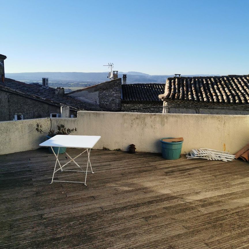 Belle maison meublée située au cœur du village de LA GARDE ADHEMAR (26) avec 3 terrasses et garage - Photo 1