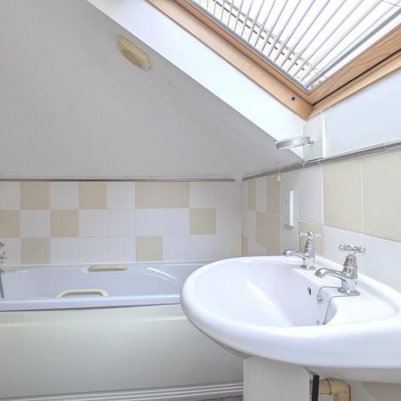 4 bedroom bungalow to rent - Photo 1