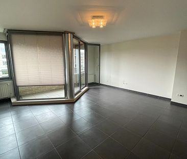 LICHTRIJK EN AANGENAAM RUIM APPARTEMENT MET 1 SLPK IN CENTUM LANAKEN - Foto 2