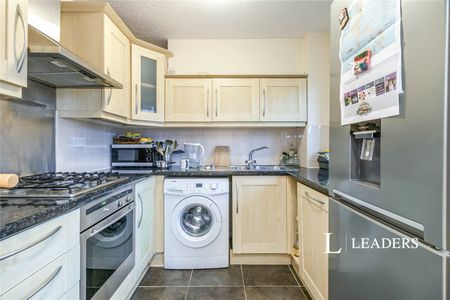 2 bedroom property to rent Parry Drive, Weybridge, KT13 - Photo 5