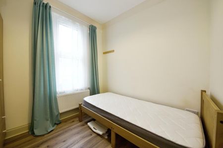 1 bedroom in a flat share to rent - Photo 2