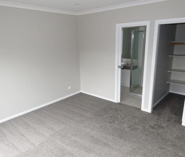 Split System, Central Heating, Double Garage. - Photo 6