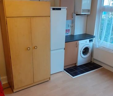 Studio Flat, Northanger Road, SW16 - Photo 3