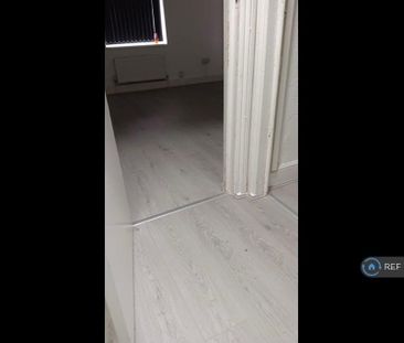 3 bedroom flat to rent - Photo 2