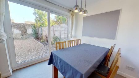 4 bedroom terraced house to rent - Photo 3