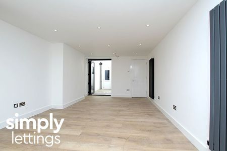 4 Bed property for rent - Photo 3