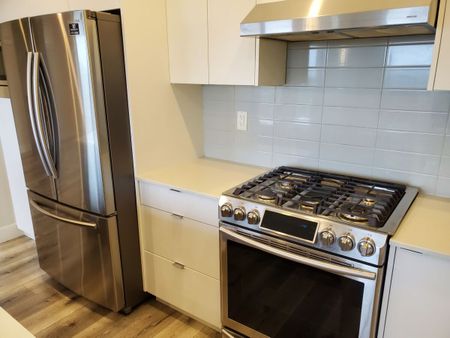 Bright, Open Concept Upper! - Photo 4