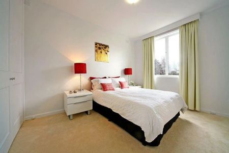 Spacious Two-bedroom Apartment - Photo 4