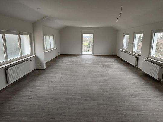 Erstbezug nach Sanierung - 4,5-Zimmer-Wohnung mit Balkon, Gartenanteil, 2 Stellplätzen - Photo 1
