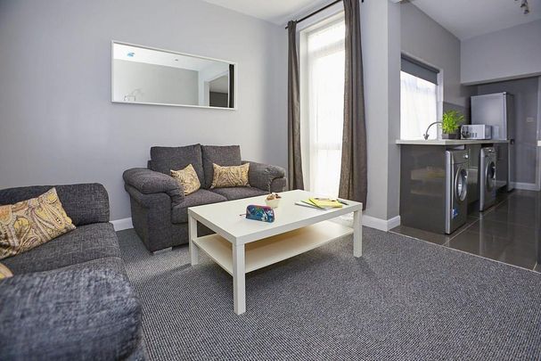 4 bedroom terraced house to rent - Photo 1