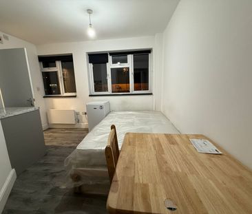 Bedsit, High Road, IG1 - Photo 4