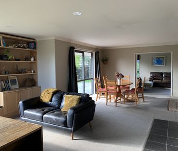 Beautiful Large 4 Bedroom Family Home - Photo 6