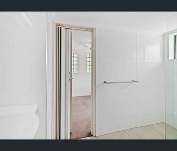 Spacious Top Floor Apartment - 100m from Broadwater - Photo 4