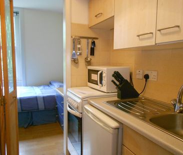 Studio Flat, Park Avenue Road, NW2 - Photo 1