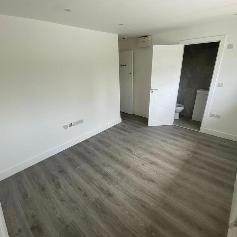 1 bedroom in a house share to rent - Photo 2