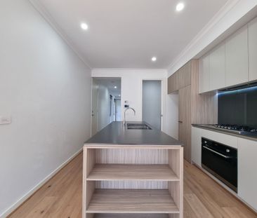 Spacious & Stylish Townhouse in Quiet Court Location - Photo 5