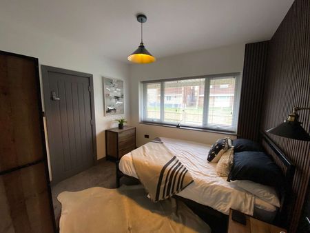 Modern Double Room in Shared House - Photo 5