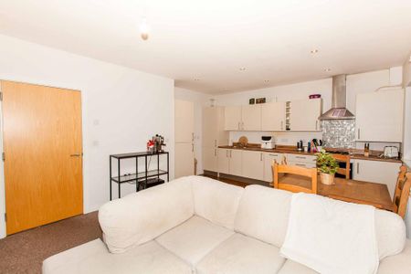 2 bedroom flat to rent - Photo 2