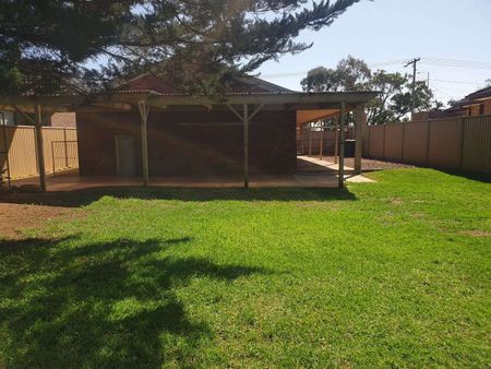 Modern Living with air conditioning! - Photo 2