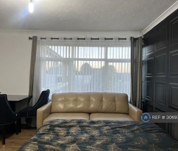 1 bedroom in a flat share to rent - Photo 3