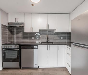 Sunny Renovated 3 1/2 - All Utilities Included - 1951 Maisonneuve B... - Photo 3