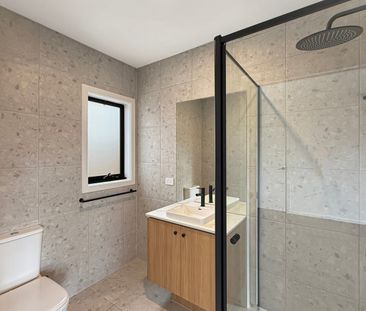 🏡 Brand New 5-Bedroom House in Brookfield - Photo 6