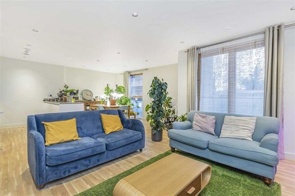 Cobblestone Square, Wapping, E1W - Photo 1